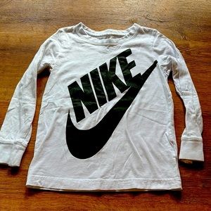 Girls Nike Tshirt. Size 6-7.